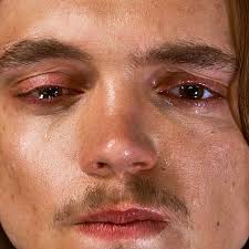 Après t'avoir bordé tendrement, je meurs