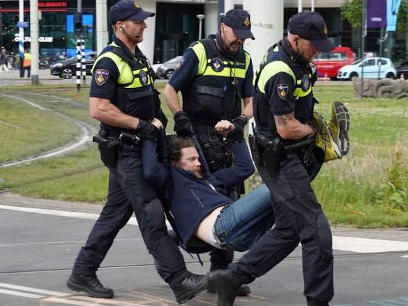 Politielinie sluit tunnelbak af