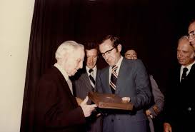 António dos santos ramalho eanes, gcoll gcl gcolte cava (portuguese pronunciation: General Ramalho Eanes Atribui As Insignias Da Comenda Da Ordem De Santiago Da Espada A Ruy Galvao De Carvalho Catalogo Coletivo Arquivos