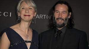 Keanu Reeves and Alexandra Grant are victims of artificial intelligence:  they haven't married, despite the viral rumor.