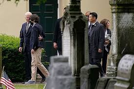 Maybe you would like to learn more about one of these? Joe Biden Abraza A Su Nieto Hunter De 15 Anos Mientras La Familia Visita La Tumba Del Difunto Beau En El Sexto Aniversario De Su Muerte La Gran Quedada
