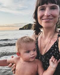 Hi! I'm Yolande Norris-Clark •wife of @leeomfire (best dad, potter, amateur  surfer) •Mother of 10 ranging in age from 23 to 7 months. •writer  (bestselling author of “PORTAL: The Art of Choosing