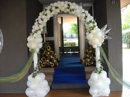 Arco de globos con estructura en blanco y dorado de estilo elegante y embellecido por flores blancas y hiedra ideal para una boda doble arco de globos en helio para decorar una piscina en verde y azul con toques de naranja. Ù…Ø±Ø¨Ø¹ Ø§Ù„Ø²ÙØ§Ù Ø§Ù„Ø¯ÙŠÙƒÙˆØ± Recherche Google Arcos Para Boda Decoracion Boda Con Globos Globos Decoracion Boda