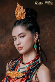 ✦​ មនុជាធិបតី សោមាចន្ទ្រា​ ✦ ព្រះធីតាទ្រង់មានកែវព្រះនេត្រដ៏គួរឱ្យទាក់ទាញ  ពោរពេញ​ដោយអំណាច និងអាថ៌កំបាំងយ៉ាងខ្លាំង។ បបូរមាត់ញញឹមស្រស់ ...