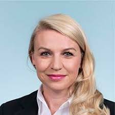 Mme Hélène Laporte