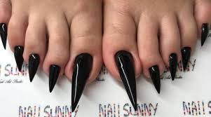 If the procedure was successful, all first of all, in order to remove acrylic nails, you will need to try to pull them up a little, near the cuticle, so that the inlet appears. The Latest Fashion Trend For Summer Is Extra Long Toe Nails