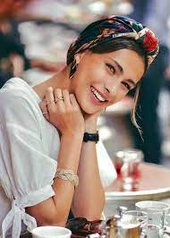Pin By Yeliz Celik On Cafe Photoshoot Scarf Hairstyles Hair Styles Head Scarf Styles