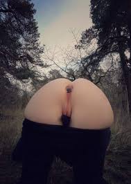 Анальная пробка гуляет. Промокает во время ходьбы