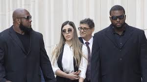 Emma coronel aispuro, the wife of notorious drug trafficker el chapo, pleaded guilty to three counts on thursday, including conspiracy to distribute drugs, conspiracy to launder money, and drug trafficking. Mexikos Drogenkrieg Von Narcobarbies Zu Gefurchteten Mafia Managerinnen Wie Frauen Die Kartelle Erobern