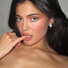 Kylie Jenner shocks Kardashian fans with major change to her appearance as  star looks unrecognizable in wild new photos