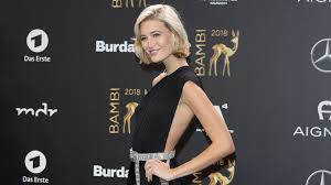 Kaufen sie die besten brautkleider 2021 online bei irenekleider.de. Gerne Sexy Gntm Star Mandy Bork Traumt Von Ihrem Brautkleid Promiflash De