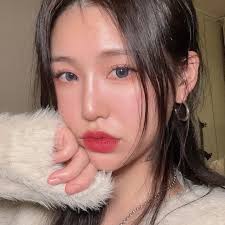 유리구슬같은 촉촉한 회색빛✧ 평소보다 살짝 시니컬한 눈빛을 연출하고 싶다면 부담없이 도전가능한 잇츠미, 그레이렌즈를 추천할게♡ ✓  𝐠𝐫𝐚𝐲 착용 𝑰𝒕'𝒔 𝒎𝒆 [ 𝟏𝐌𝐨𝐧𝐭𝐡