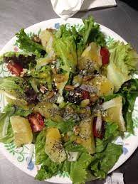 Ensalada Con Naranja Arandanos Nuez Queso De Cabra Chia Jitomate Cherry Y Cebolla Con Aderezo De Miel Y Mos Ensalada Con Naranja Comida Aderezos Para Ensaladas