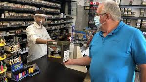 Les magasins qui ne fournissent pas de produits ou services « essentiels » (hors alimentation et pharmacie) doivent rester. En Belgique La Mesure Sur Le Tabac Fait Tousser