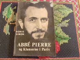 BOK PÅ DANSKA, ABBÉ PIERRE OG KLUNSERNE I PARIS..