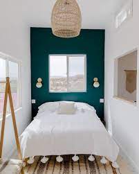 Kamar tidur yang sempit tetap terlihat menarik dengan sentuhan beberapa elemen, seperti pemilihan karper, bedcover dan lampu kamar. Rumah Kamu Sempit Ini 10 Inspirasi Desain Kamar Tidur Estetis