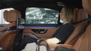 Es gibt ähnliche verwöhnprogramme für klimaanlage, licht und sitze, und in beiden baureihen blickt man in eine große. Mercedes S Klasse 2021 Neue Bilder Und Infos Zum Luxus Interieur
