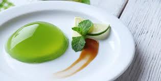 L'huile essentielle de menthe poivrée est utilisée pour parfumer aussi bien les plats salés que les plats sucrés.puissante et rafraîchissante, l'huile essentielle de menthe poivrée s'utilise à faible dose : 20 Manieres D Utiliser La Menthe