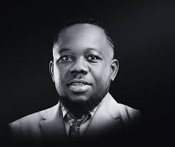 Biodun Fatoyinbo żied/et ritratt ġdid.