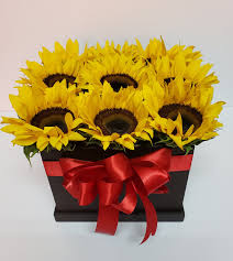 Las flores son ideales para adornar y darle vida a los lugares que habitamos. Arreglos Florales Caja De Girasoles Liliana Online