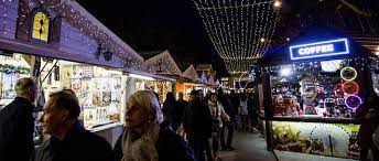 · cher père noël, moi, marcel campion, lorsque j'ai débuté il y a 70 ans ma vie de forain aux tuileries, dans une cabane en planches de bois, j'ai découvert à l'âge de 7 ans le goût des gens. Fin Du Marche De Noel Sur Les Champs Elysees Le Point