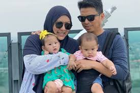 Sampai saat ini anak itu belum mengetahui kalau dia bukan anak kandung ana. Urusan Ambil Anak Angkat Ada Pihak Cuba Cari Salah Abby Abadi Hiburan Mstar