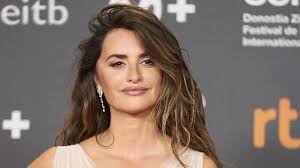 Penélope Cruz (50 ans) exhibe sa silhouette de rêve dans un body au  décolleté qui donne le vertige