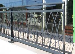 Le garde corps extérieur permet également d'habiller la maison, afin d'améliorer son côté esthétique. Garde Corps Deco Decoupe Laser