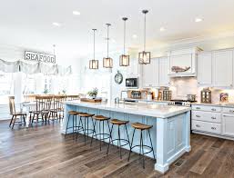 Remarquez Qu Il Y A 5 Bancs Ce Comptoir Un Luminaire Entre Chacun Et L Espace Reserve Pour Un Banc Es Coastal Kitchen Beach House Kitchens House Of Turquoise