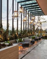 Berikutnya ada desain café outdoor dengan gaya modern minimalis untuk kamu yang ingin terlihat ceria tanpa banyak dekorasi. Exterior Cafe Garden Design Novocom Top