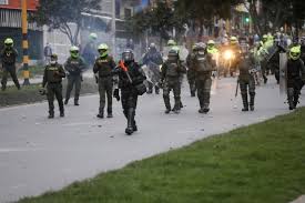 Todo lo necesario para vestir al cuerpo nacional de policía. Cambio De Politica O Medida Cosmetica De Que Trata La Transformacion Policial De Duque En Colombia Rt