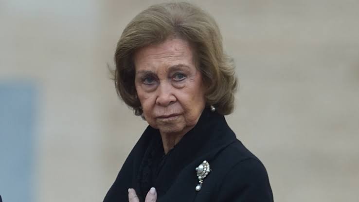 La foto de la Reina Sofía desolada en el cementerio tras la muerte de  Constantino de Grecia