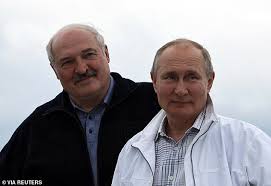 Lukašenko osobno naredio vraćanje aviona. President Putin And Belarus Leader Lukashenko Agree Loan Deal During A Yacht Tour In Sochi Daily Mail Online