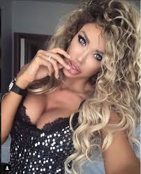 „eu am un reach la tot instagramul meu, eu am contracte foarte bune și câștig peste 10.000 de euro din tot ce se întâmplă. Poze Blog Poze Bianca Dragusanu Instagram