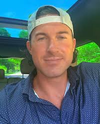 Yes, this is newsworthy! 🚨 Riley Green just shaved his mustache! *cue the  screams of women everywhere*