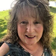 Julie Putnam's Instagram, Twitter & Facebook