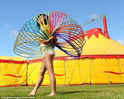 Mother Of Three Debuts At The Big Top With Her Hula Hoop Act Casulo Corpo