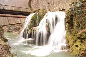 Cascada are 8m înălțime, apele ei ies de sub o stâncă înaltă de peste 50 de metri, prin. Datei Cascada Bigar Jpg Wikipedia