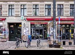 Berlin Prenzlauer Berg,Kastanienallee. Café Morgenrot Cafe-Kollectiv,  vegetarian cafe and bistro run as a collective Stock Photo - Alamy