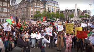 Een persoon op een step was op een zebrapad geschept door een personenauto. Demonstratie Op De Dam Om Steun Te Betuigen Aan Afghanen Nos