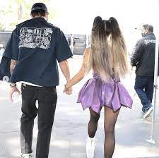 Gomez and grande have publicly been together for over a year and privately longer. Ariana Grande And Her Boyfriend Dalton Gomez Hold Hands During Mtv Vmas 2020
