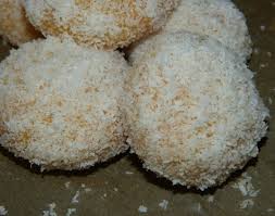 Boules Fondantes A La Noix De Coco Et Confiture Au Menu Delice Gateau Boule Recette Patisserie Orientale Gateau Boule De Neige