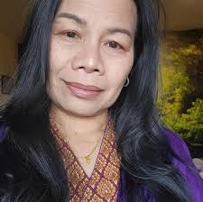 Brandmannen Kenneth går ner på ett knä och friar till kärleken Kristina