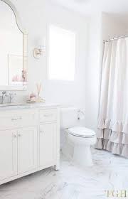Trendy Apartment Bathroom Decorating Ideas White Ideas Small White Bathrooms All White Bathroom Bathroom Decor Apartment
