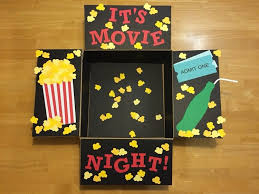 Kinogutschein Basteln Und Das Einfache Geschenk Kreativ Verpacken Erstaunlichkinogutschein Verschenken Diy Pi Kinogutschein Basteln Kinogutschein Geschenke