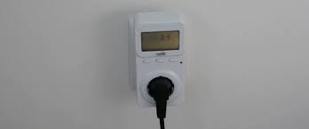 Dacă ați decis să înlocuiți bucătăria veche sau trebuie să vă mobilați noua casă, puteți cumpăra o plită ceramică sau cu inducție. Cata Energie Consuma Electronicele Si Cat Ne Costa Asta