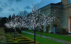 Led Gartenbeleuchtung Baume Lichterketten Verzieren Garden Lighting Design Outdoor Garden Decor Garden Lighting