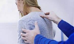Sakit leher akibat salah bantal adalah hal yang bisa terjadi pada siapa saja. Sehat Cara Hilangkan Nyeri Leher Akibat Salah Bantal