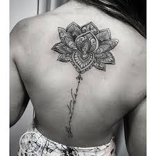 Découvrez un magnifique tatouage lettering et fleur de lotus phrase sur dos pour femme ! Quelles Sont Les Significations D Un Tatouage Fleur De Lotus Adicie