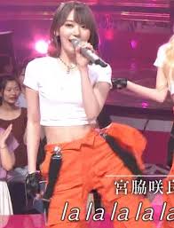 宮脇咲良 へそ出しピチピチTシャツでおっぱいがエロい 【お宝キャプ画像｜セクシーテレビジョン】